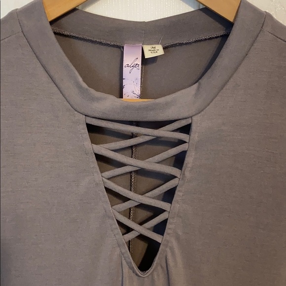 Alya top, with criss cross detailing. - Picture 2 of 3